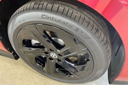 punainen Volkswagen ID.7 2025 kuva 10.