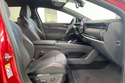 punainen Volkswagen ID.7 2025 kuva 11.