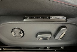 punainen Volkswagen ID.7 2025 kuva 17.