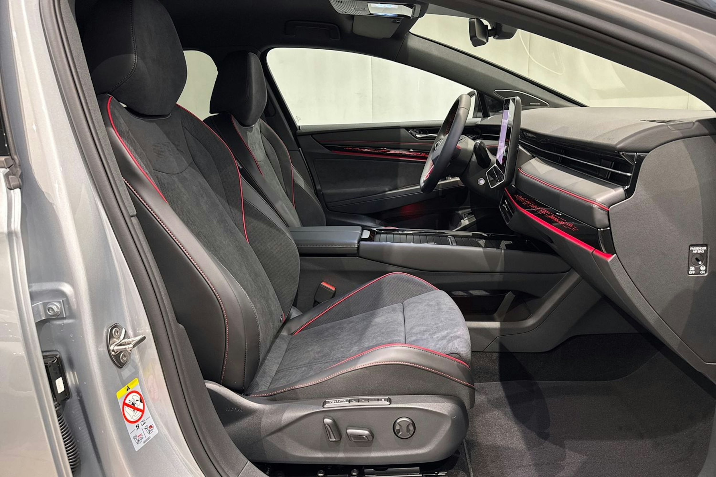 met. harmaa Volkswagen ID.7 2025 kuva 14.