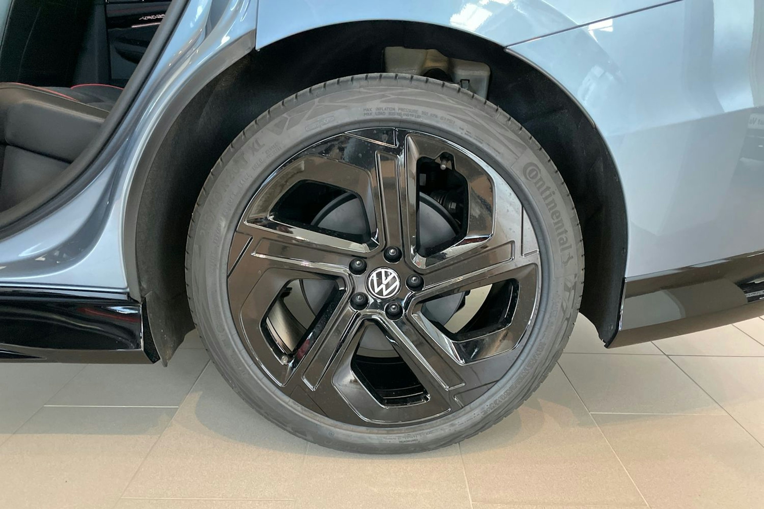 sininen Volkswagen ID.7 2025 kuva 10.