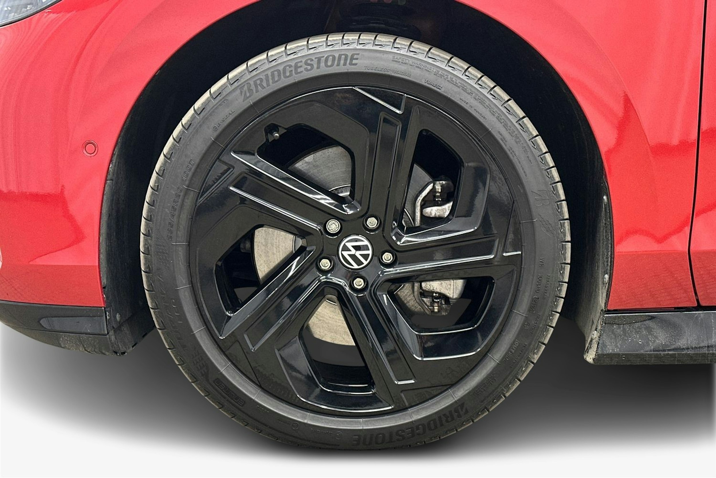 punainen Volkswagen ID.7 2025 kuva 11.
