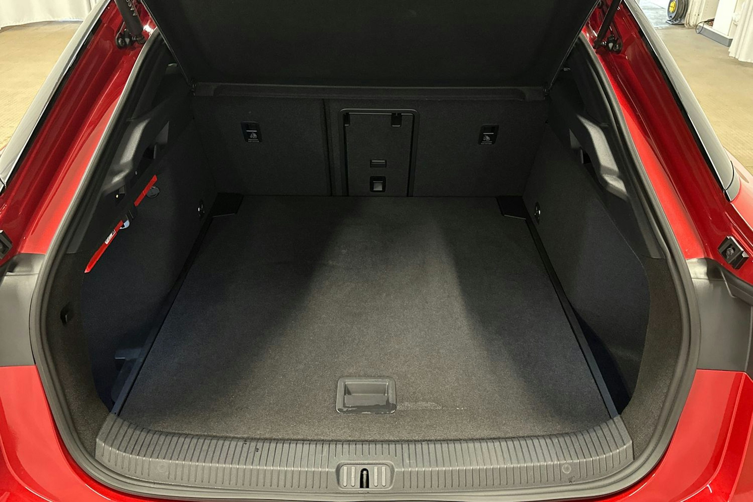 punainen Volkswagen ID.7 2025 kuva 14.