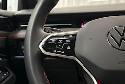 punainen Volkswagen ID.7 2025 kuva 18.