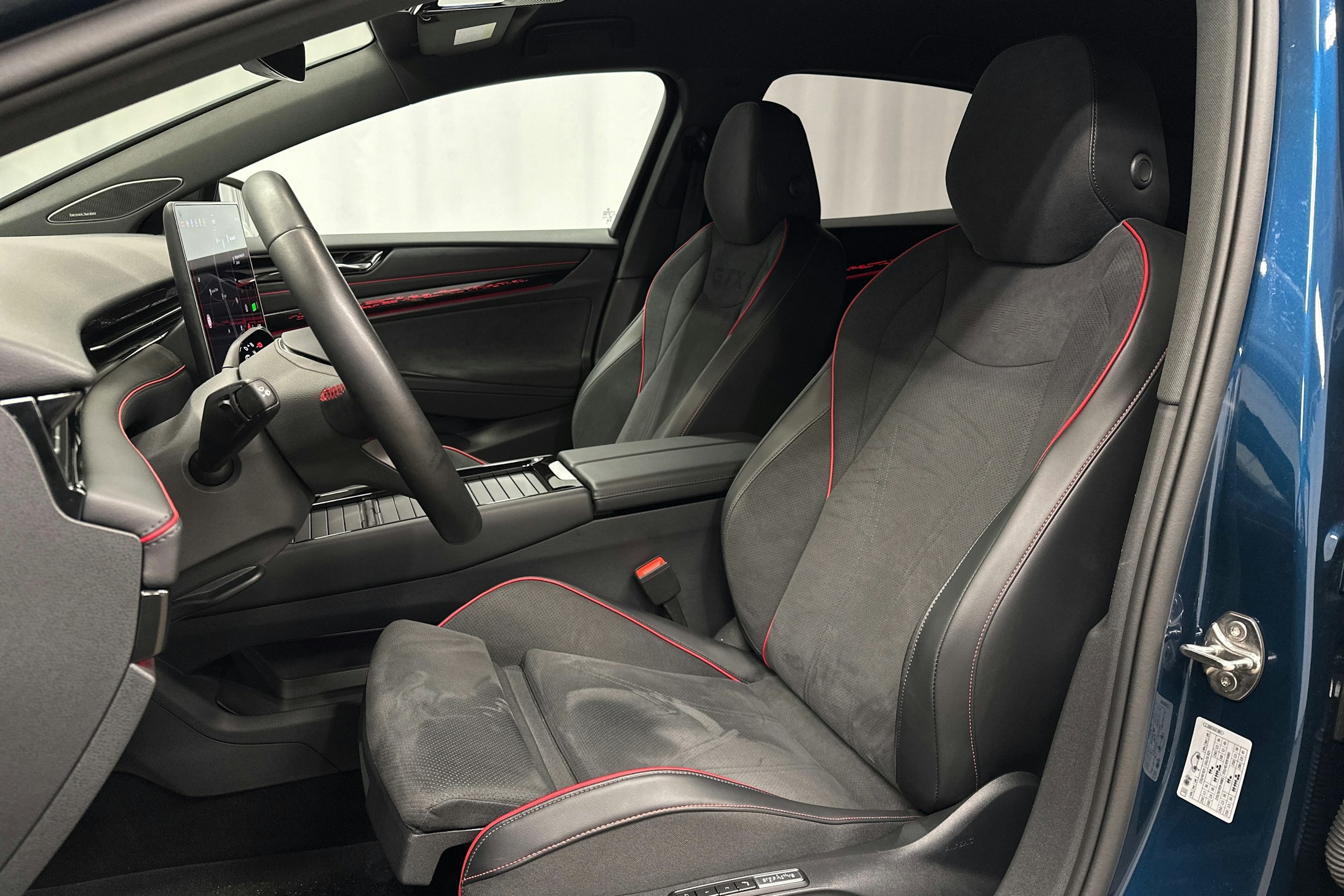 sininen Volkswagen ID.7 2025 kuva 18.