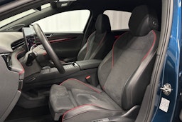 sininen Volkswagen ID.7 2025 kuva 18.