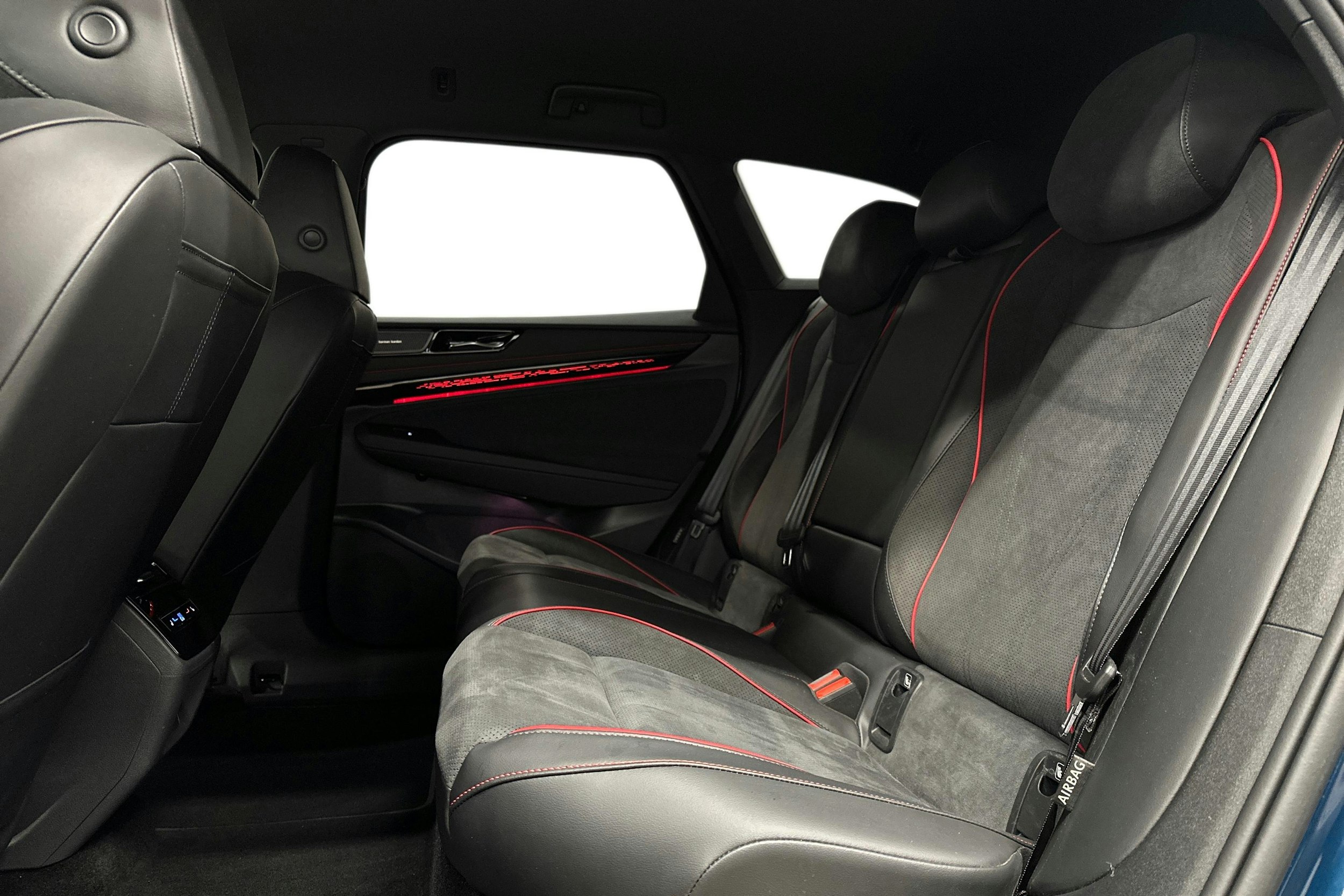 sininen Volkswagen ID.7 2025 kuva 10.