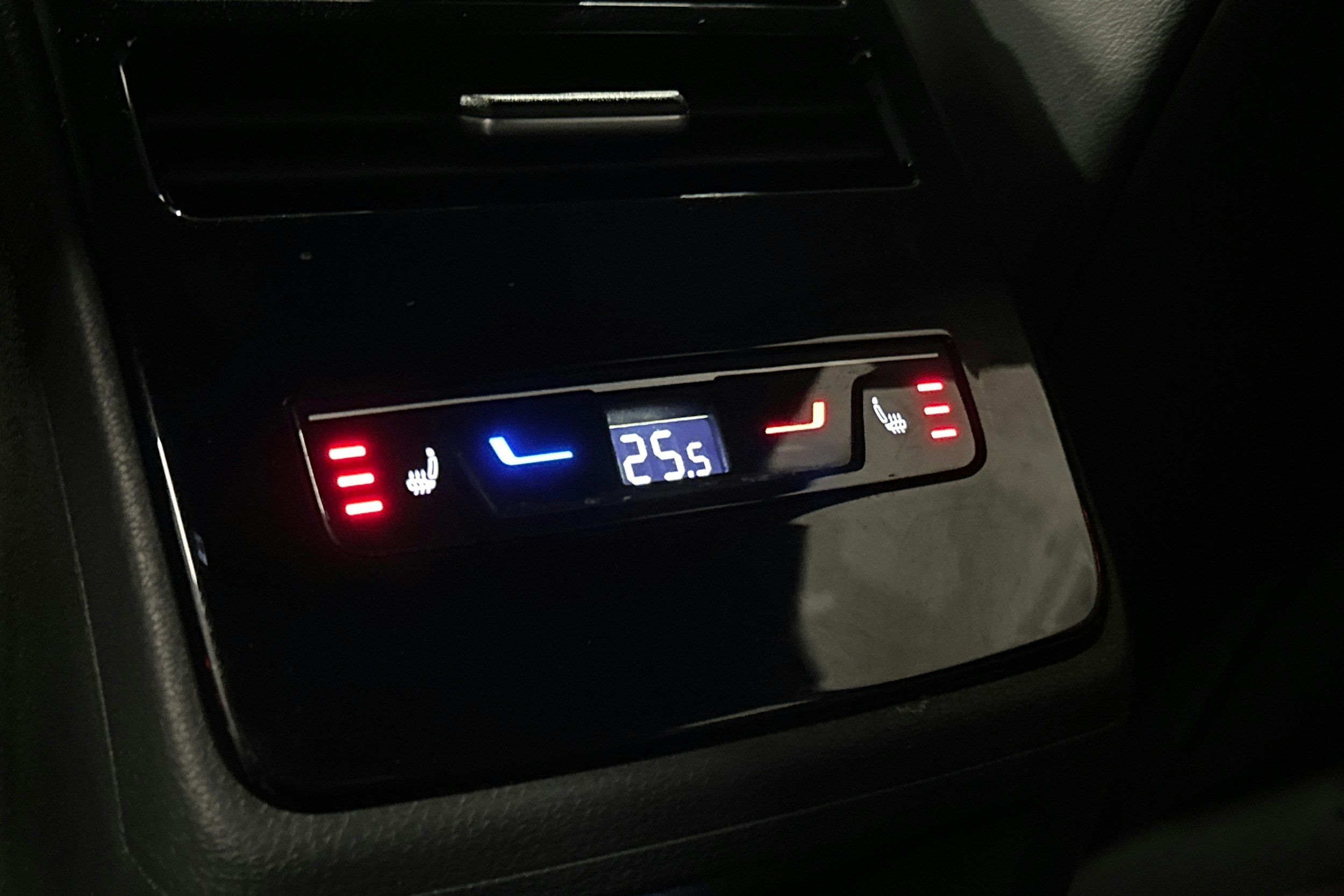 sininen Volkswagen ID.7 2025 kuva 17.