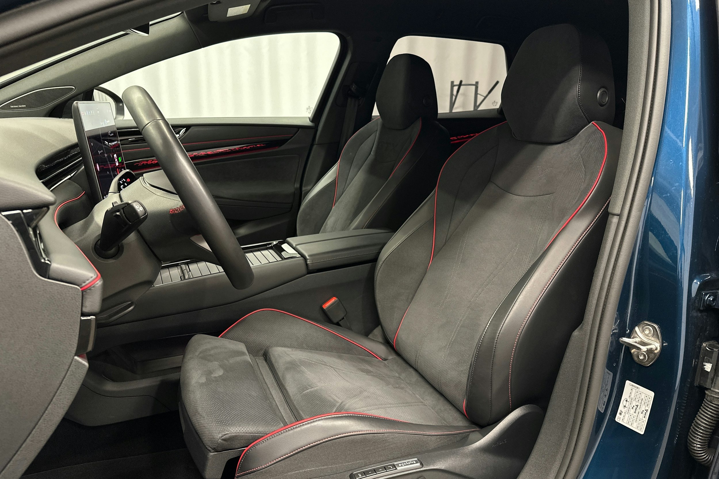 sininen Volkswagen ID.7 2025 kuva 18.