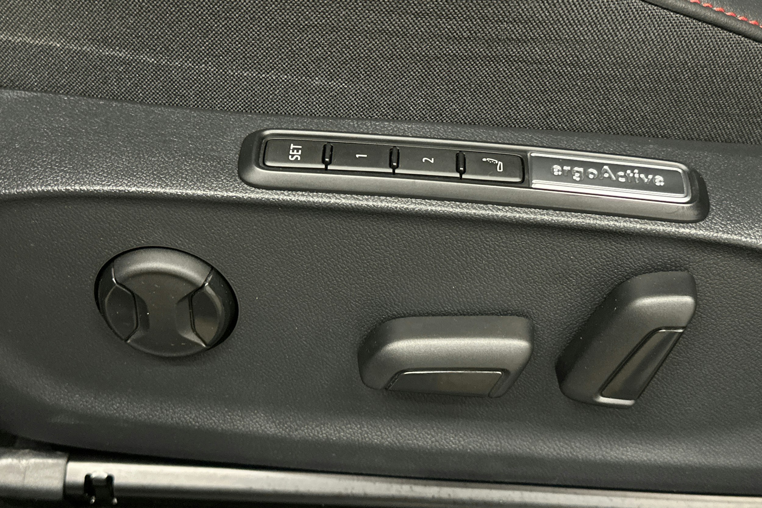 sininen Volkswagen ID.7 2025 kuva 19.