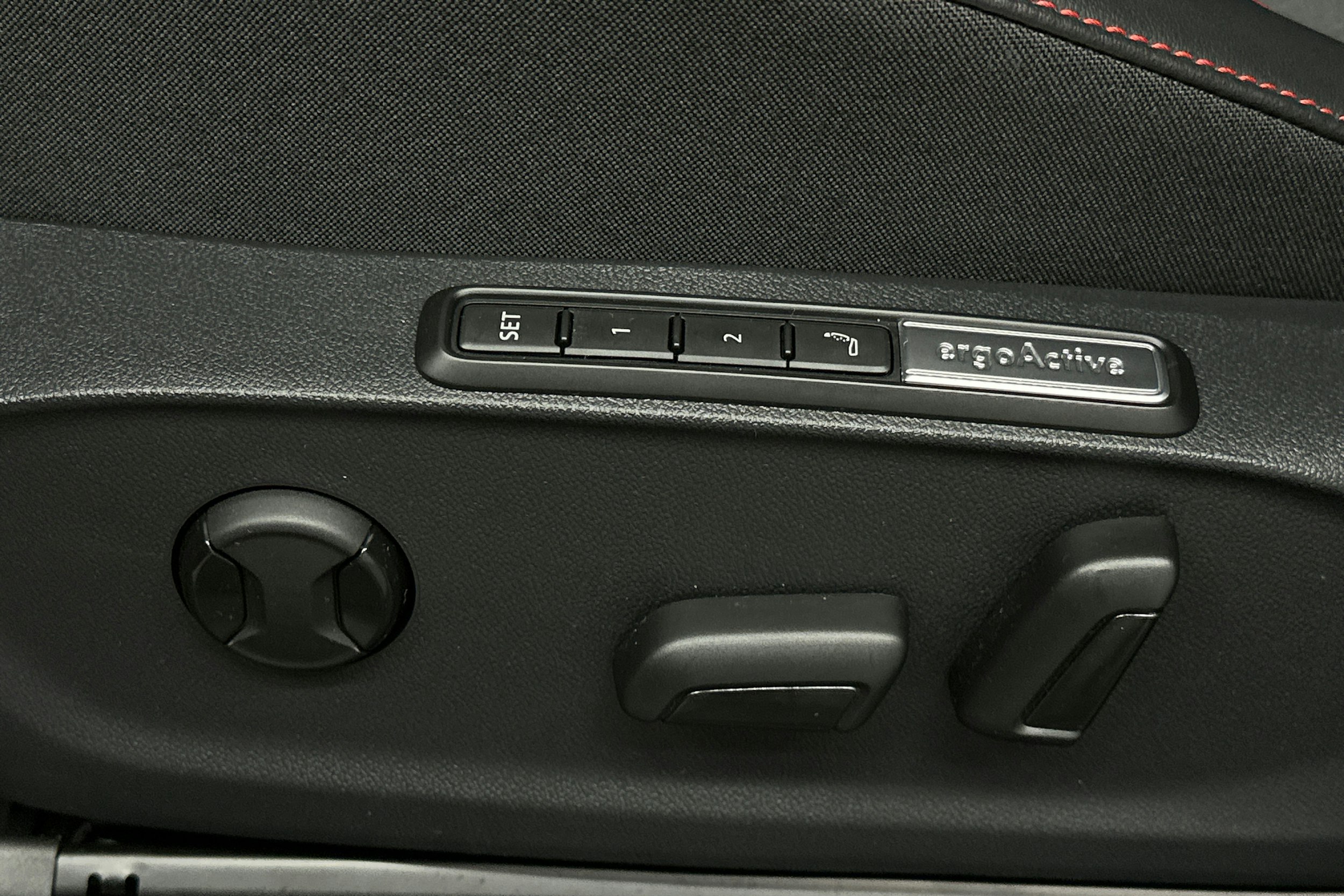 punainen Volkswagen ID.7 2025 kuva 16.