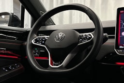 punainen Volkswagen ID.7 2025 kuva 18.