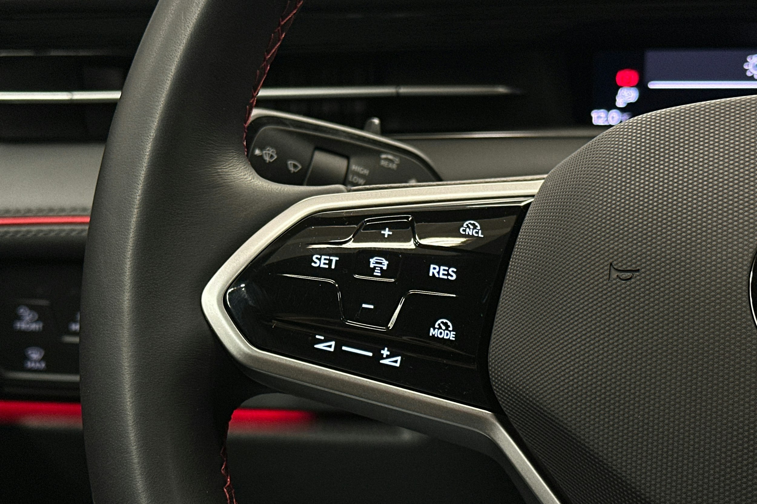 punainen Volkswagen ID.7 2025 kuva 19.