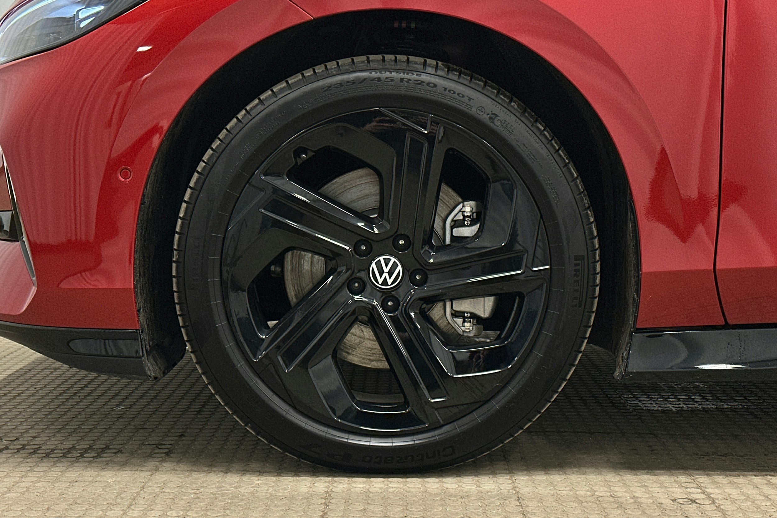 punainen Volkswagen ID.7 2025 kuva 11.