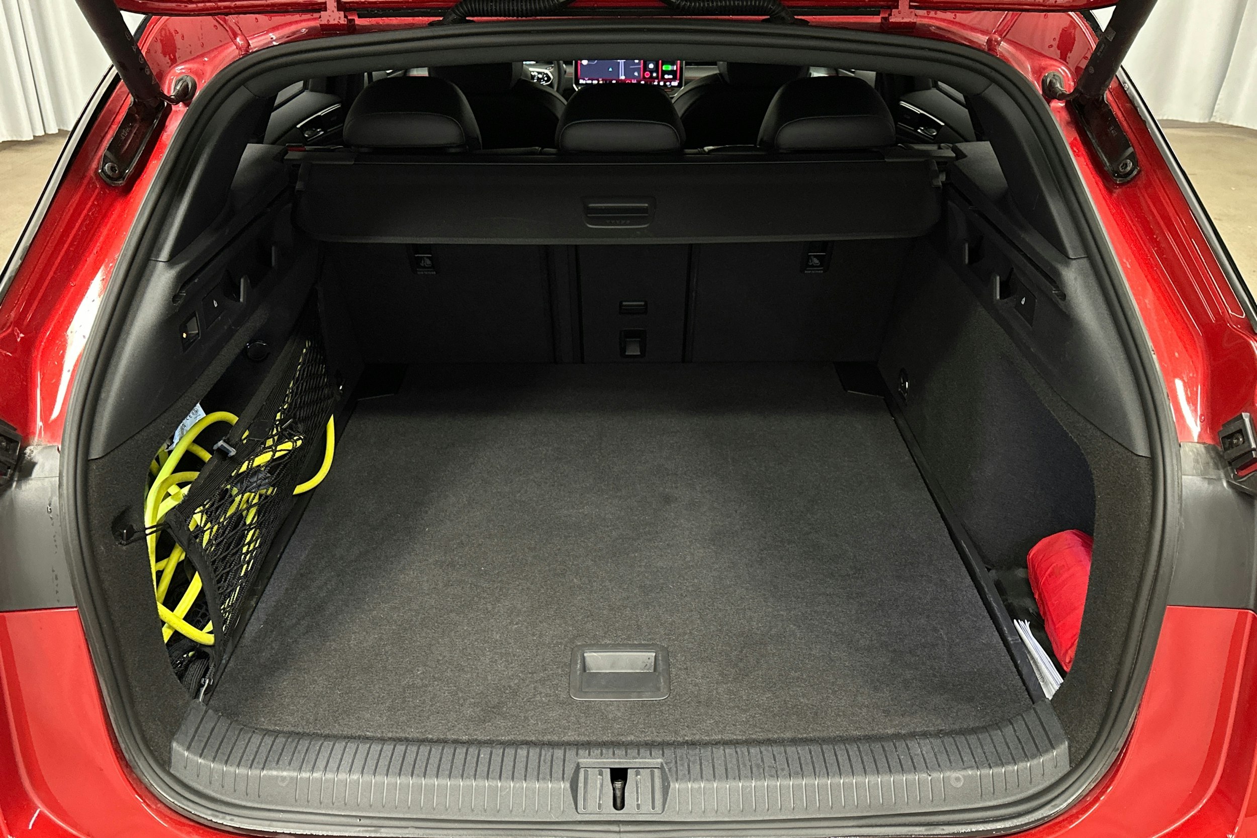 punainen Volkswagen ID.7 2025 kuva 14.