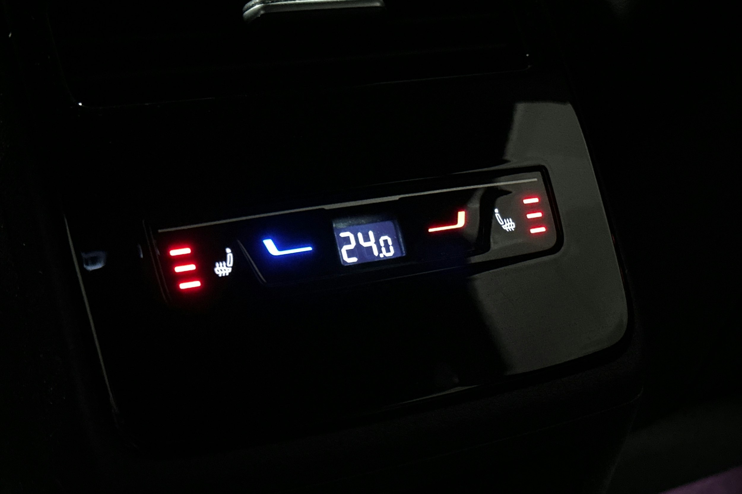 punainen Volkswagen ID.7 2025 kuva 17.