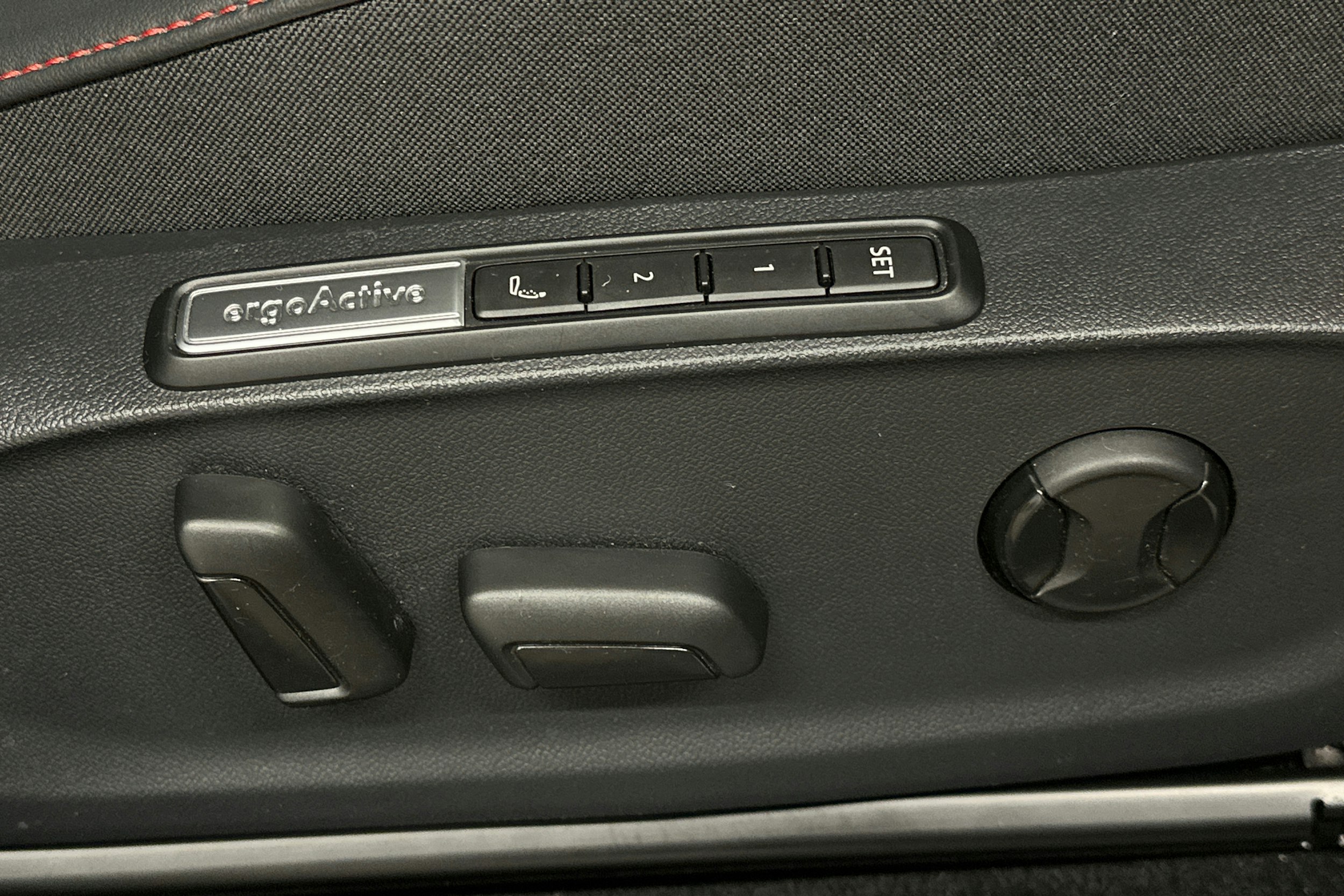 punainen Volkswagen ID.7 2025 kuva 20.