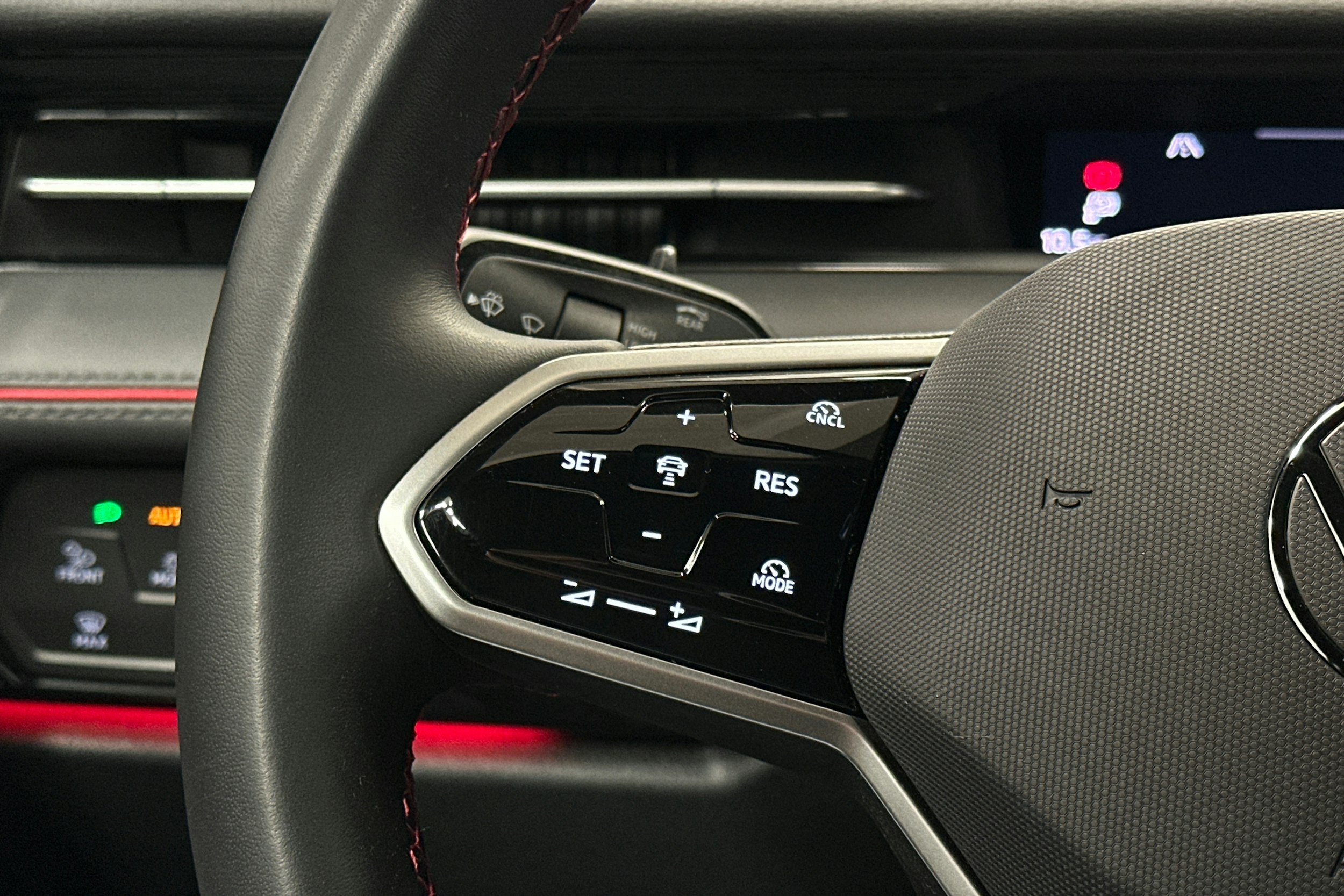 punainen Volkswagen ID.7 2025 kuva 22.