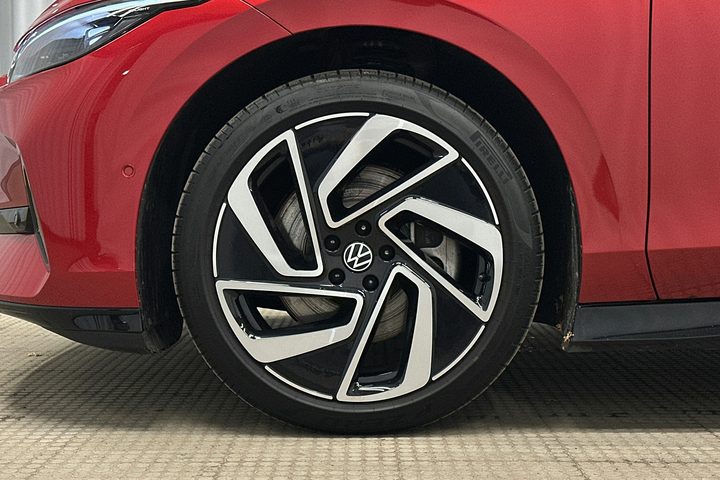 punainen Volkswagen ID.7 2025 kuva 11.