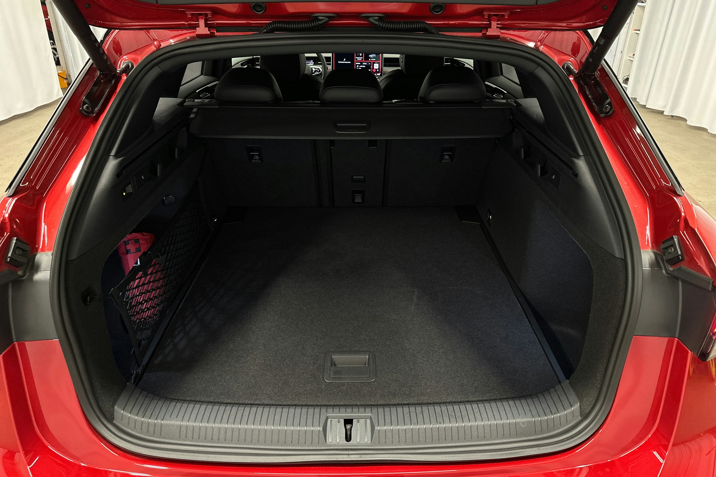 punainen Volkswagen ID.7 2025 kuva 14.