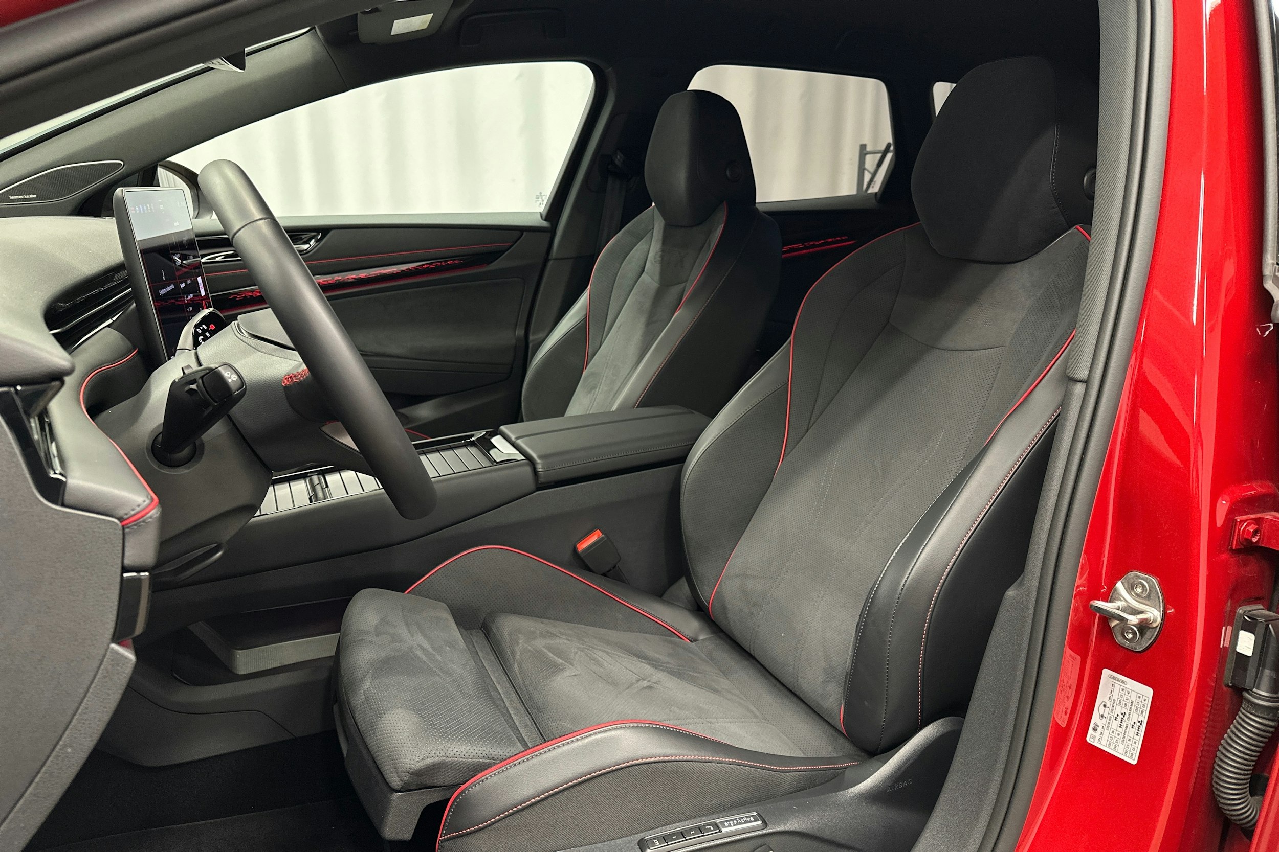 punainen Volkswagen ID.7 2025 kuva 18.