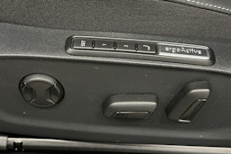 sininen Volkswagen ID.7 2025 kuva 16.