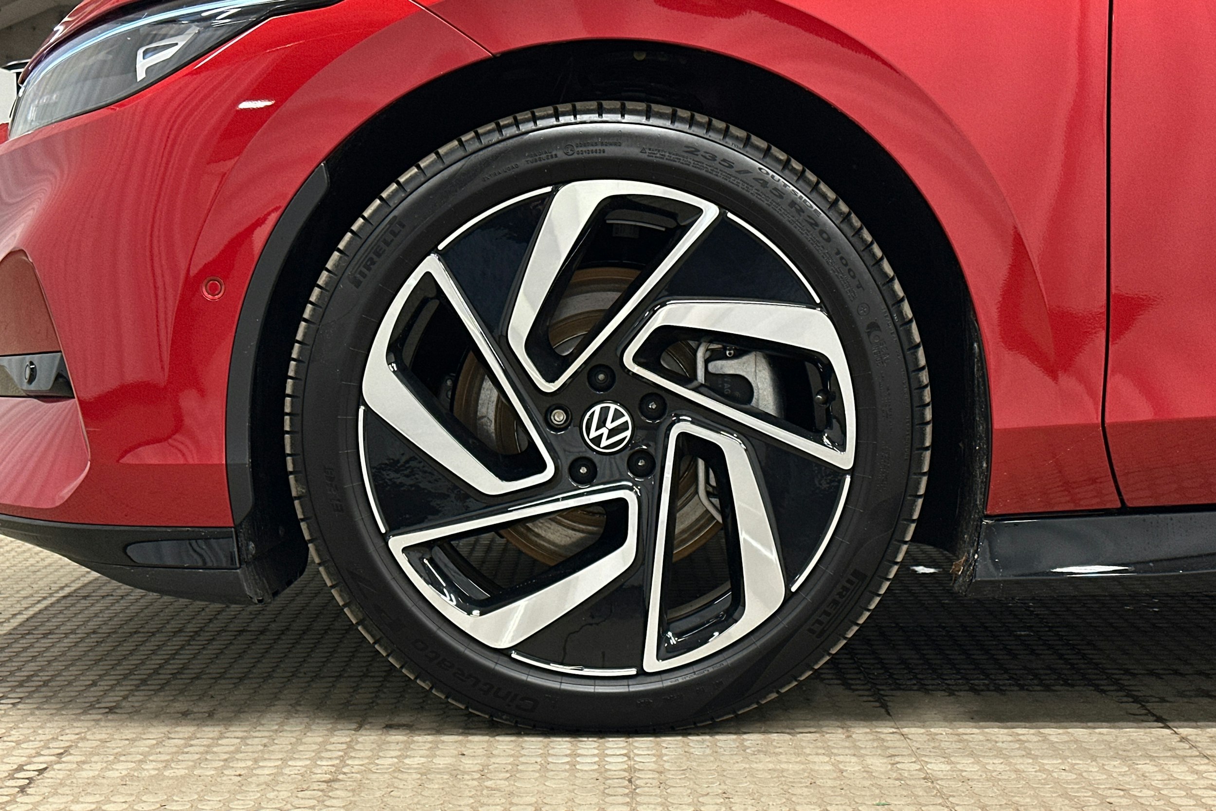 punainen Volkswagen ID.7 2025 kuva 11.