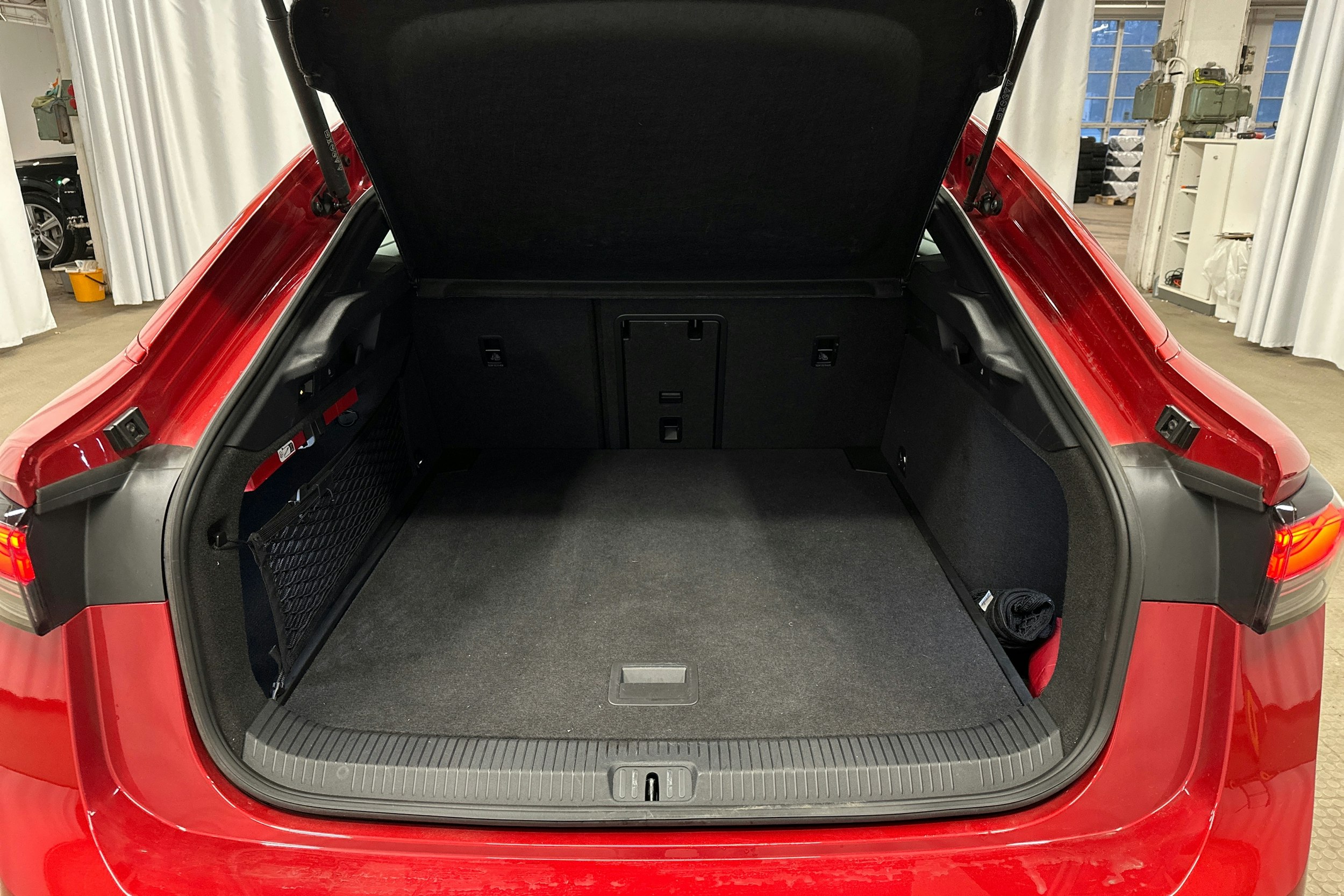 punainen Volkswagen ID.7 2025 kuva 14.