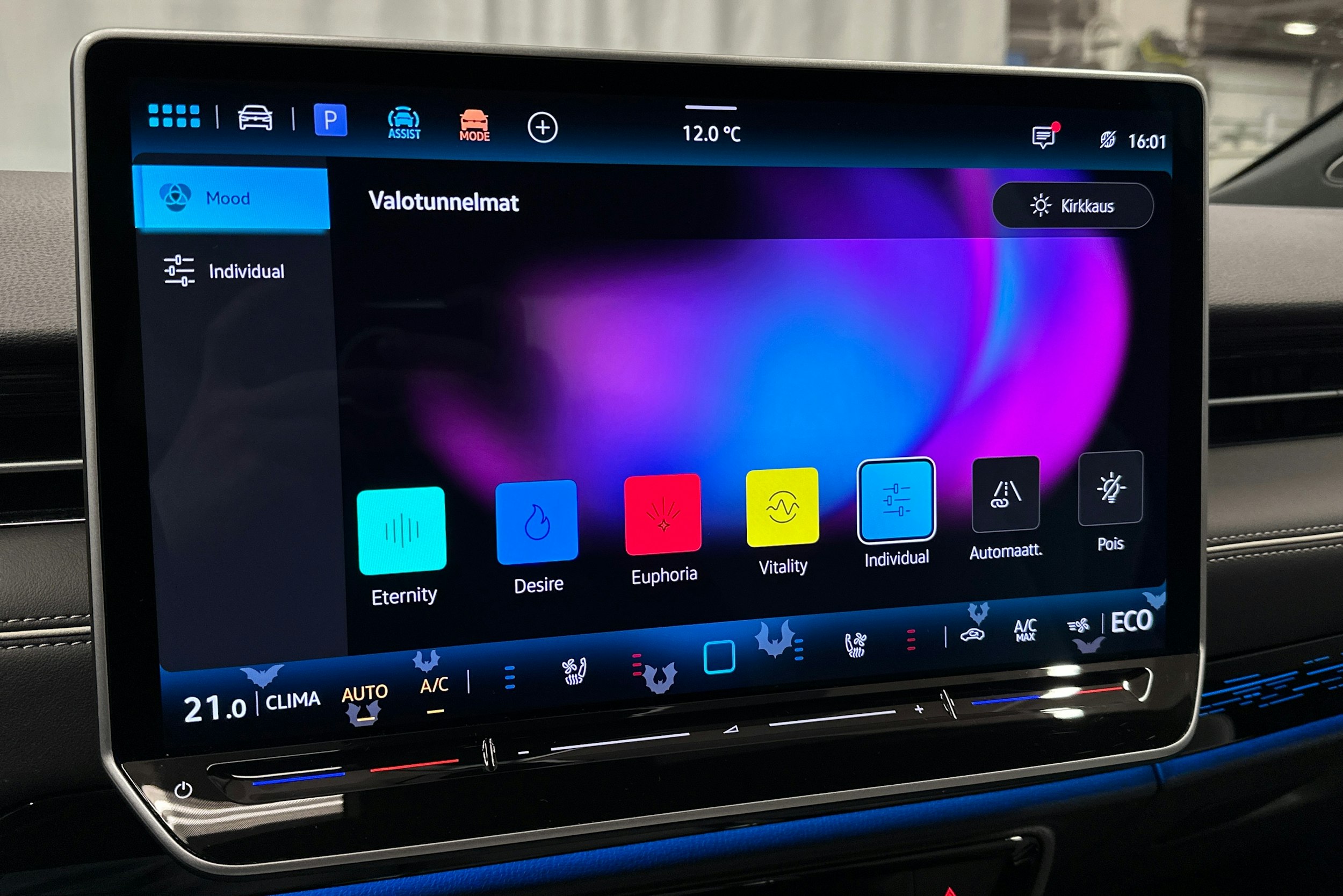 punainen Volkswagen ID.7 2025 kuva 30.