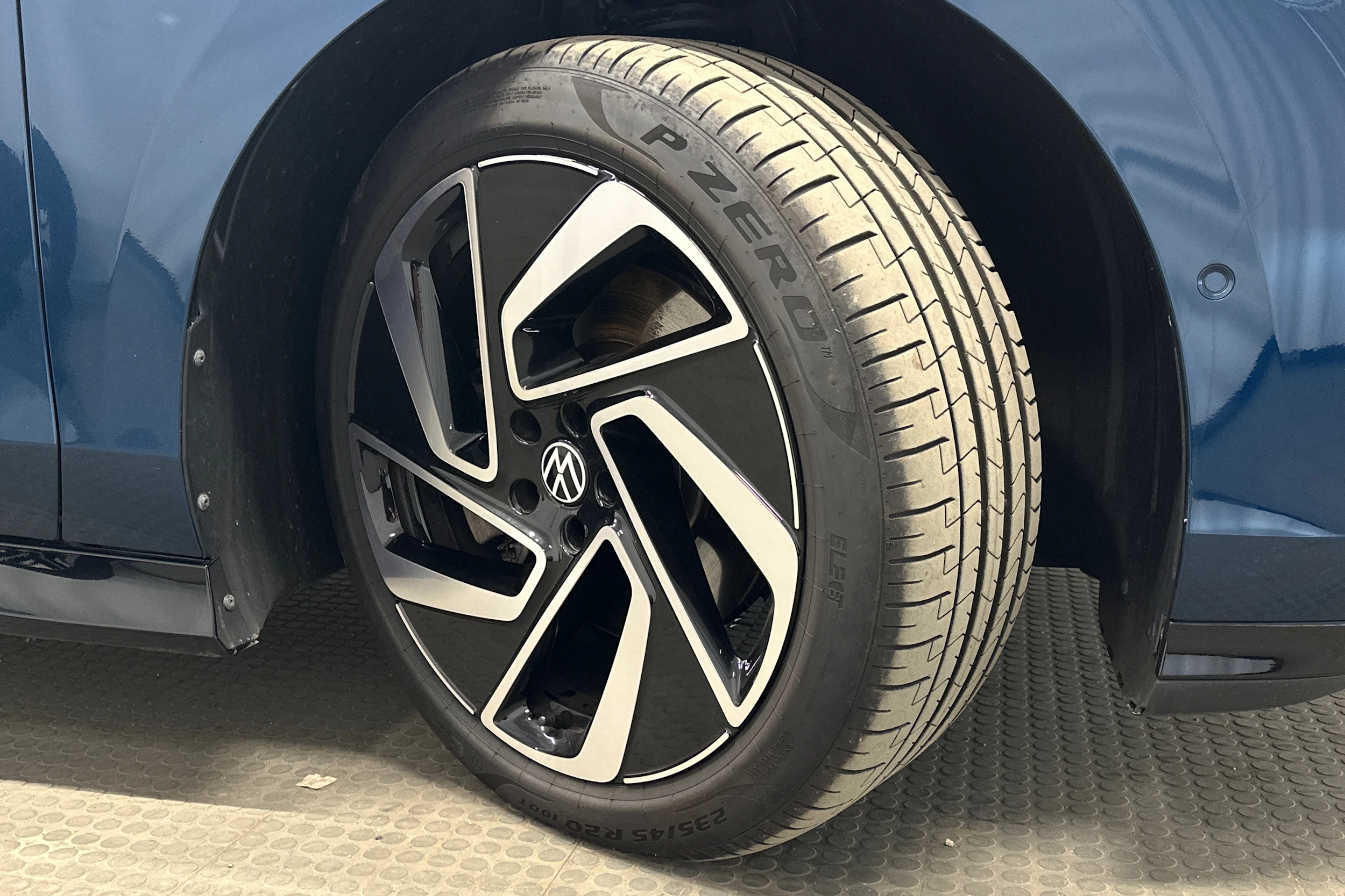 sininen Volkswagen ID.7 2025 kuva 13.