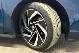 sininen Volkswagen ID.7 2025 kuva 13.