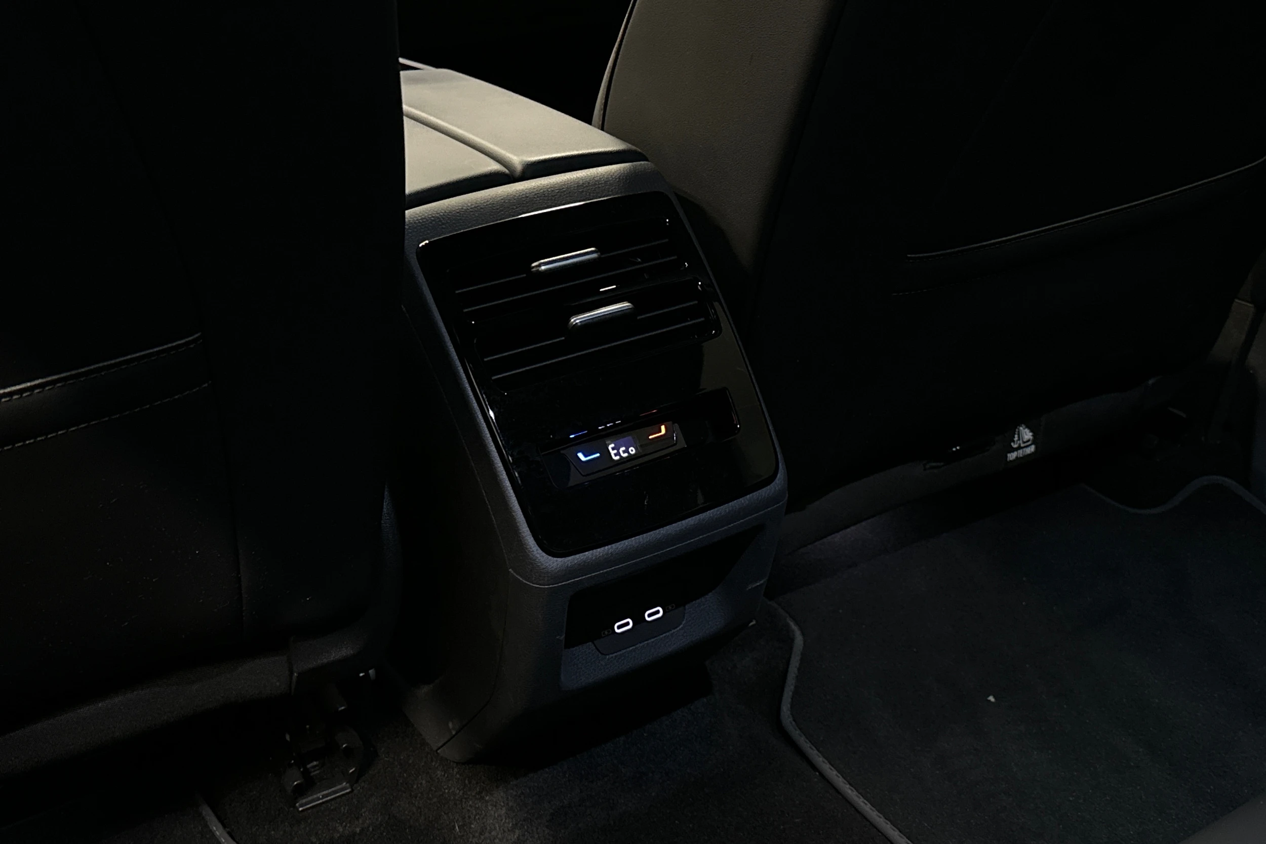 sininen Volkswagen ID.7 2025 kuva 36.