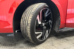 punainen Volkswagen ID.7 2025 kuva 13.