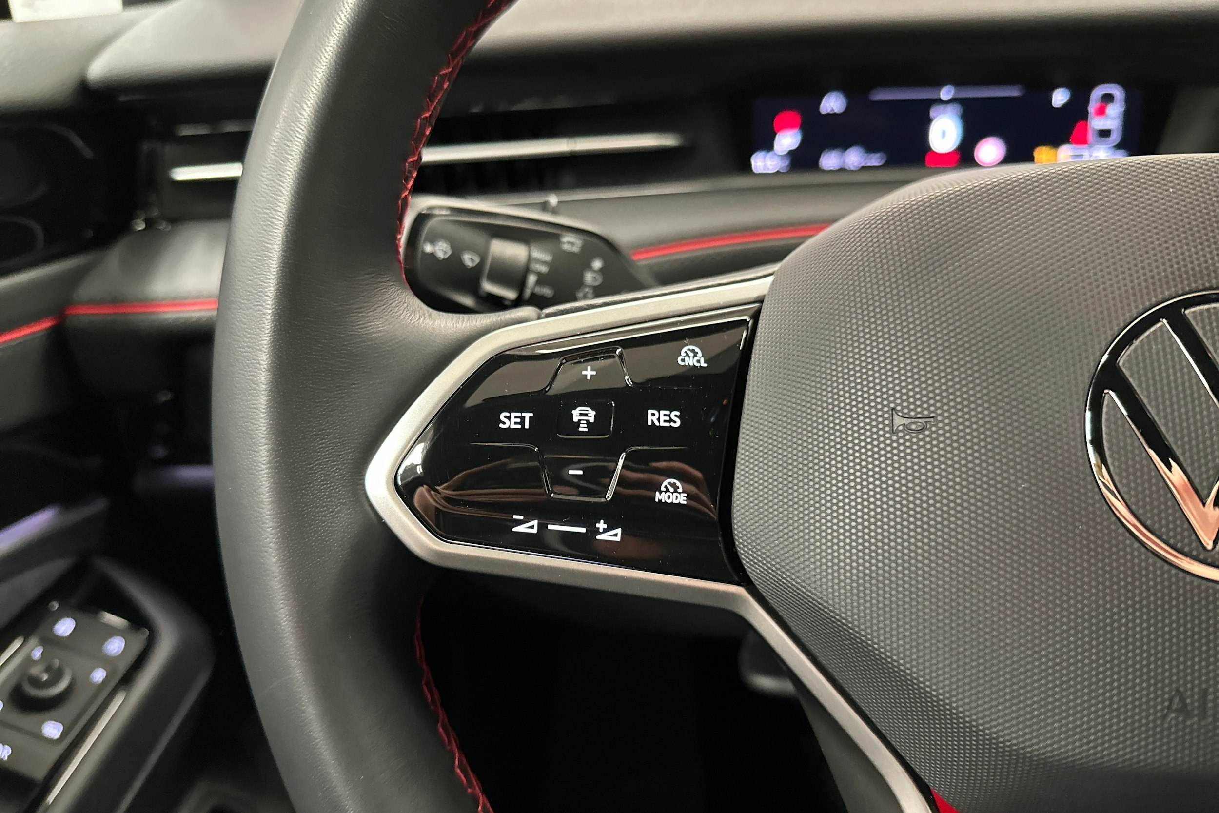 punainen Volkswagen ID.7 2025 kuva 14.