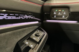 punainen Volkswagen ID.7 2025 kuva 18.