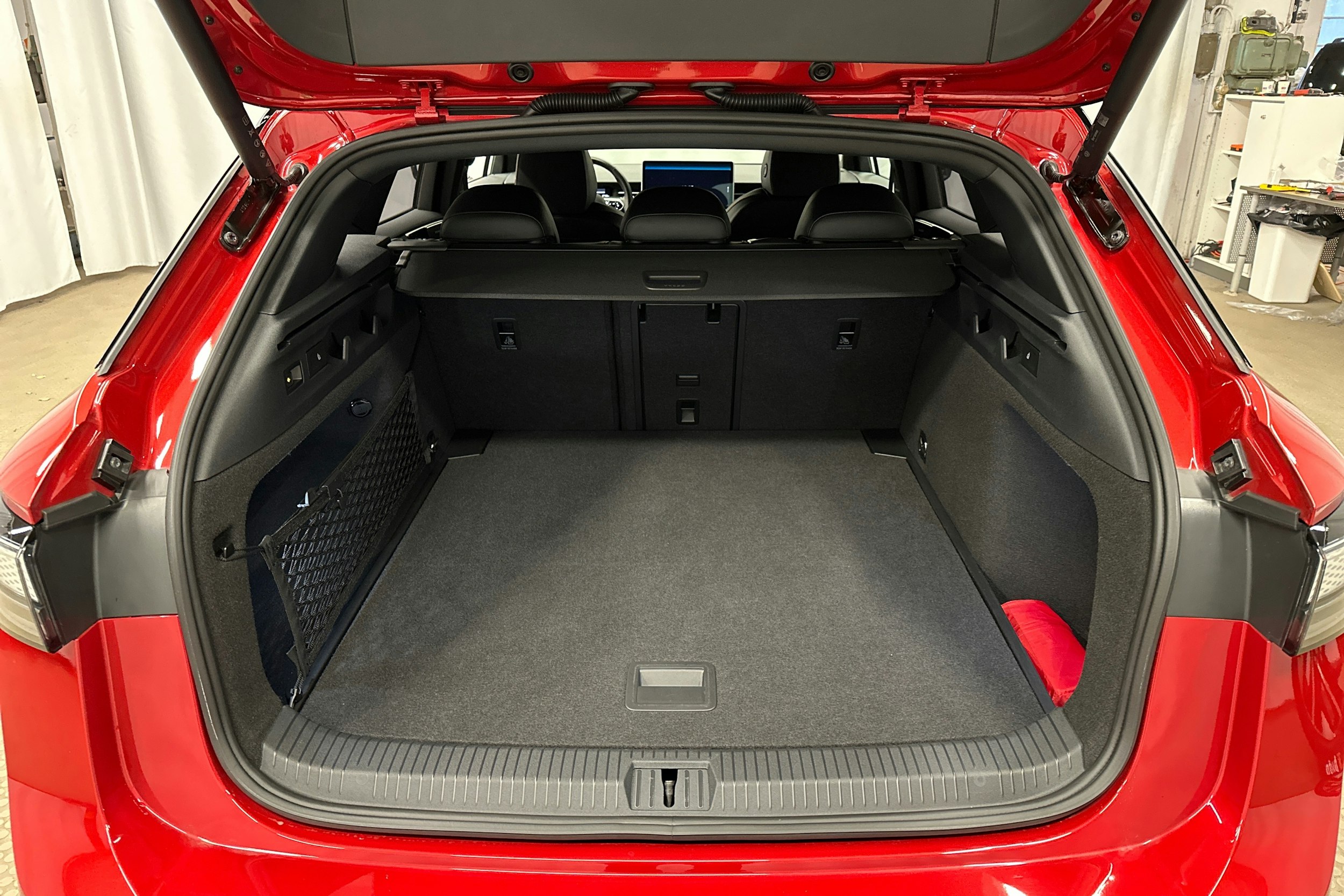 punainen Volkswagen ID.7 2025 kuva 30.