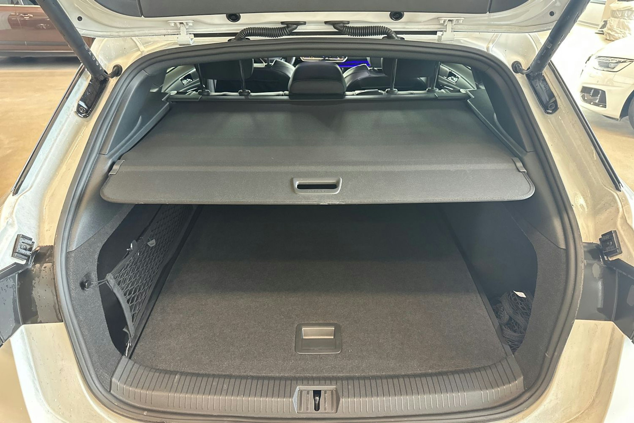 valkoinen Volkswagen ID.7 2025 kuva 14.