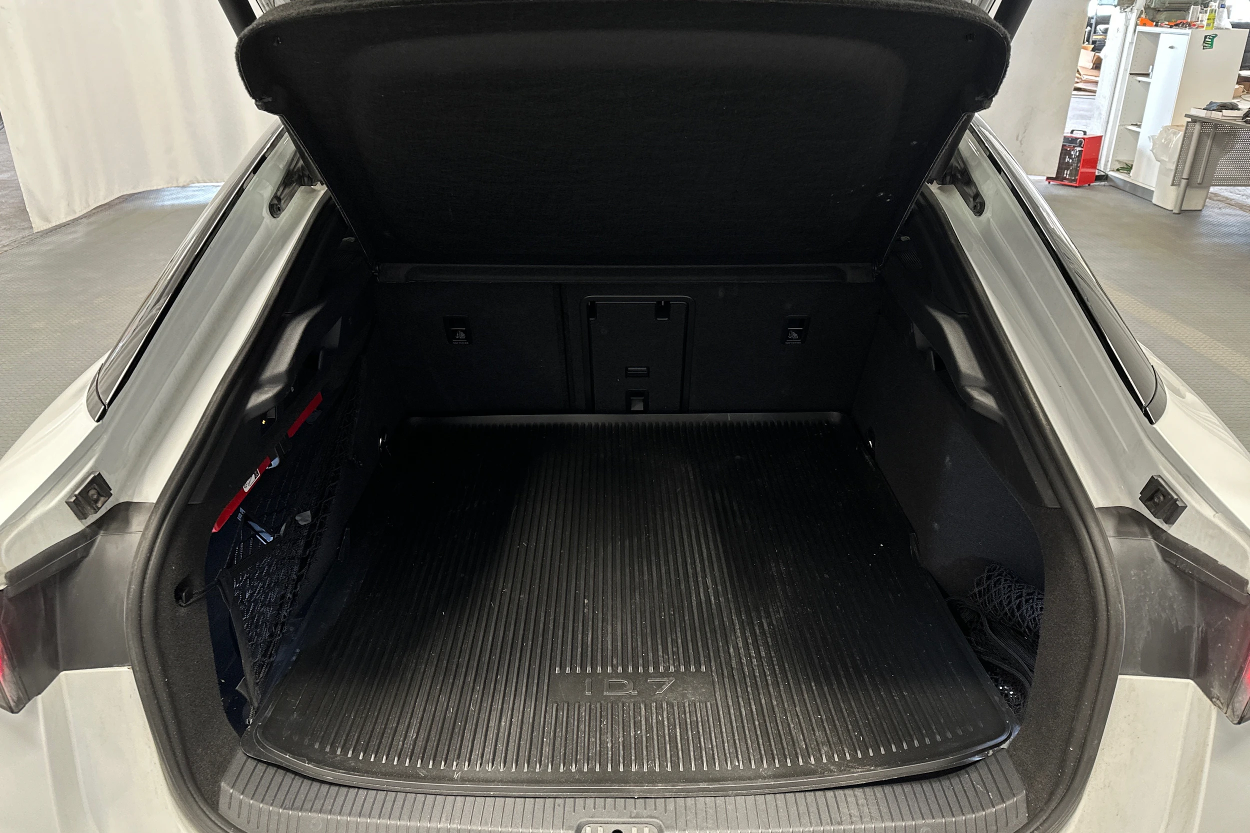 valkoinen Volkswagen ID.7 2025 kuva 15.