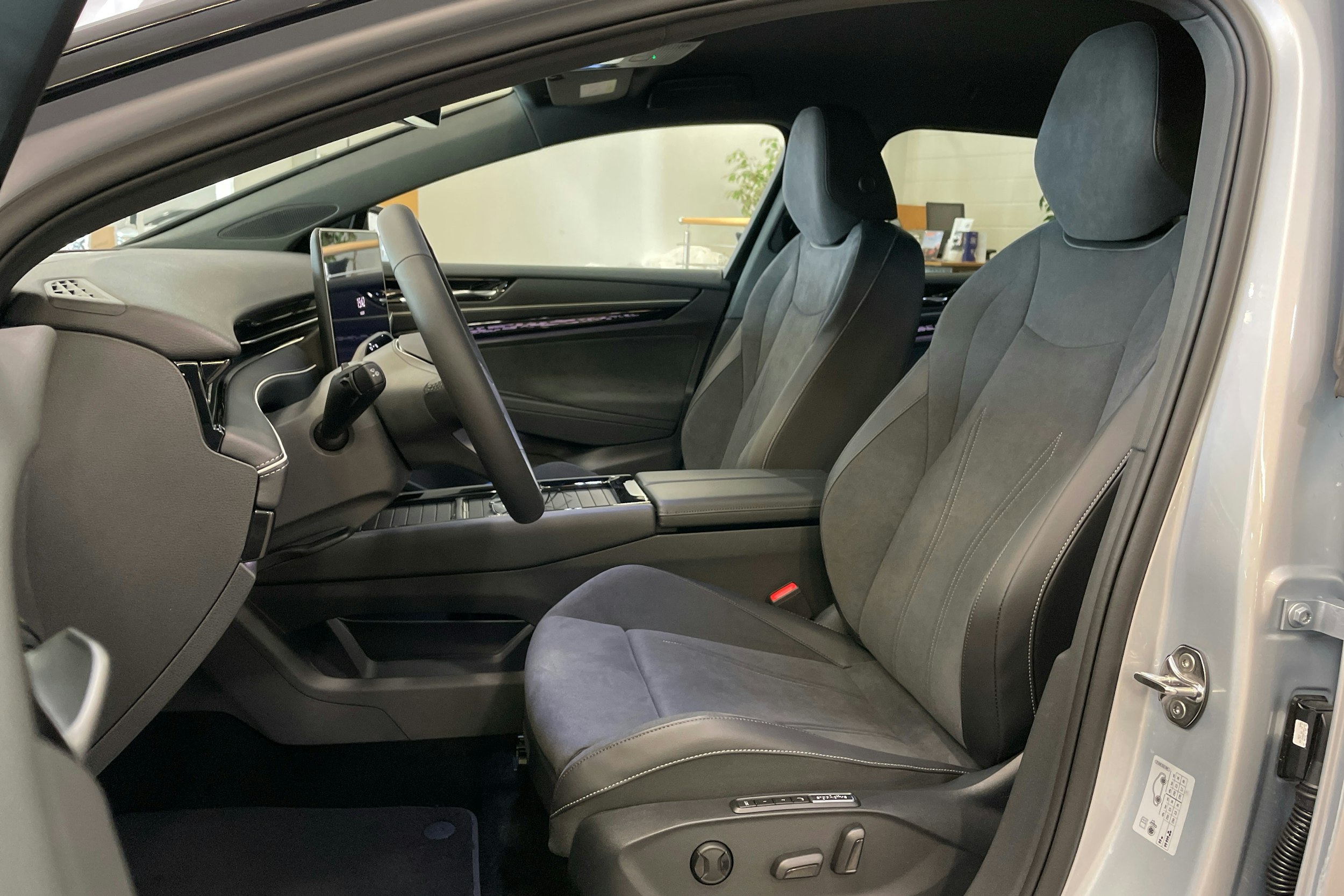 met. harmaa Volkswagen ID.7 2025 kuva 8.