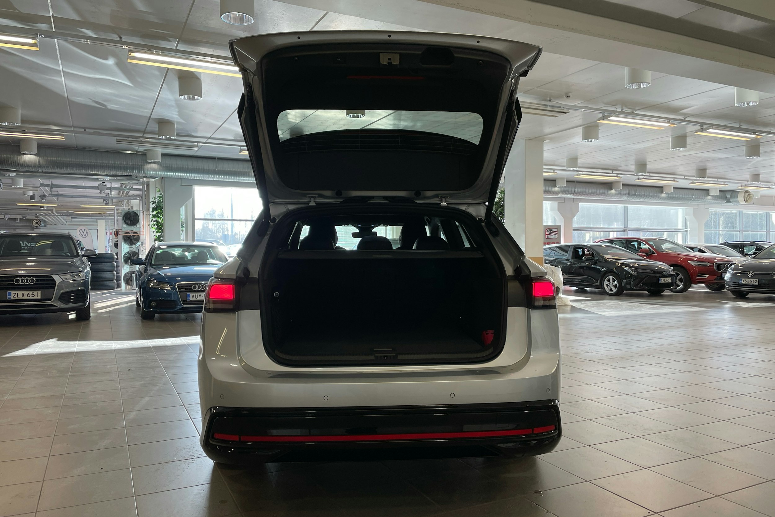 met. harmaa Volkswagen ID.7 2025 kuva 21.