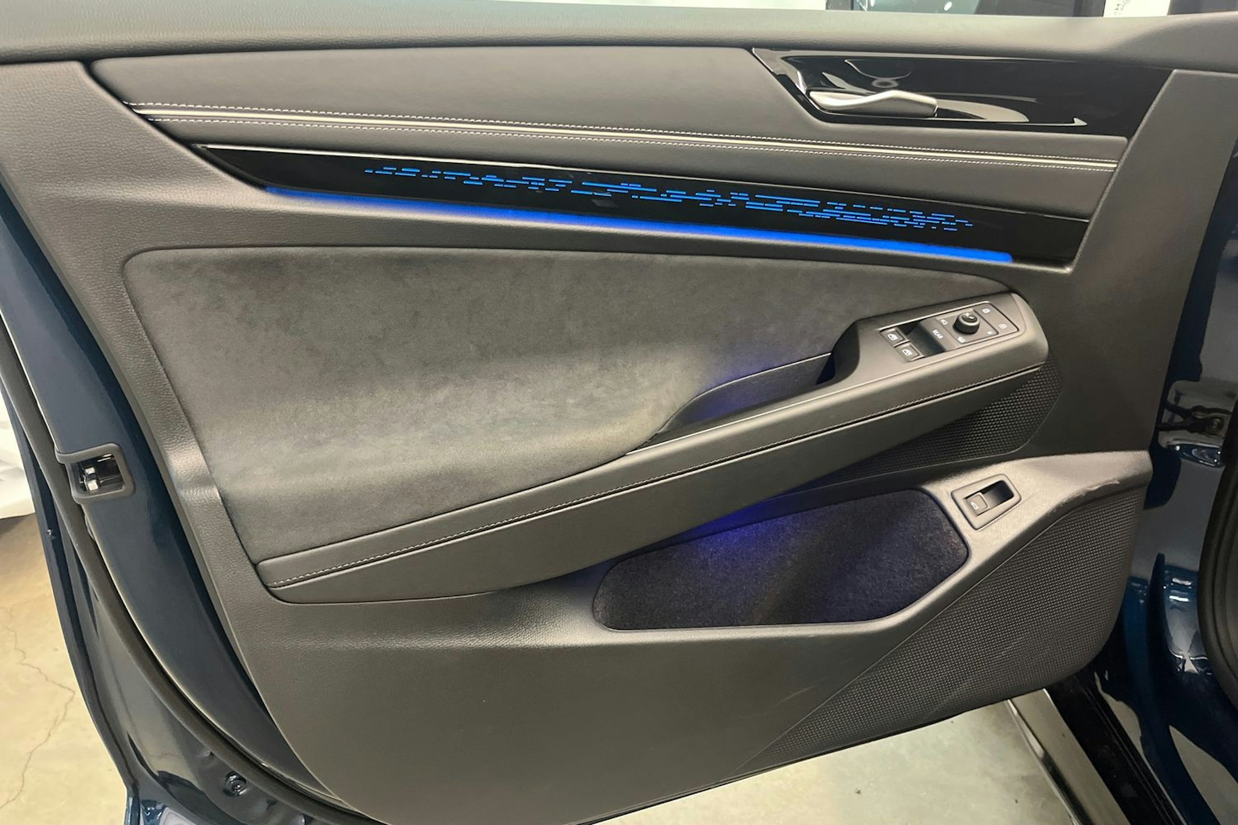 sininen Volkswagen ID.7 2025 kuva 14.