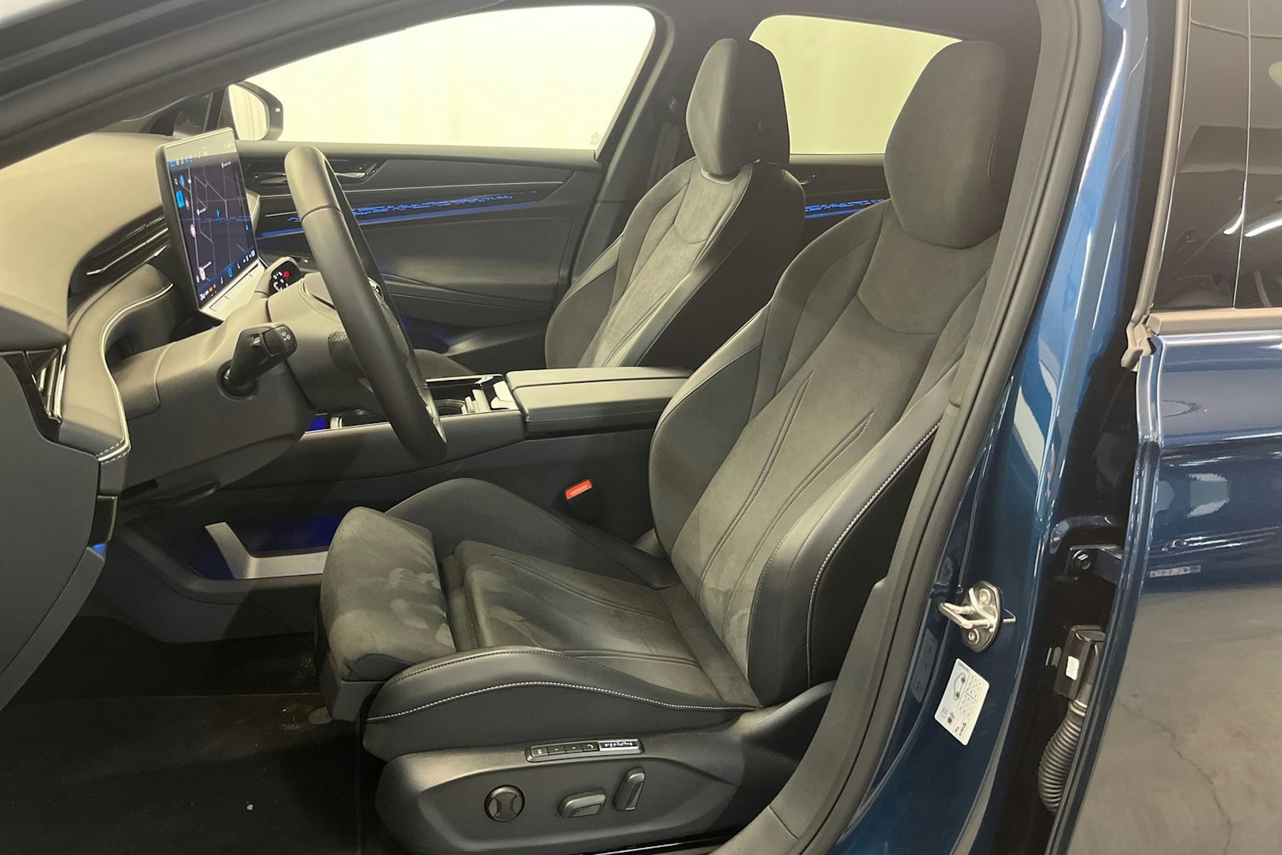 sininen Volkswagen ID.7 2025 kuva 16.