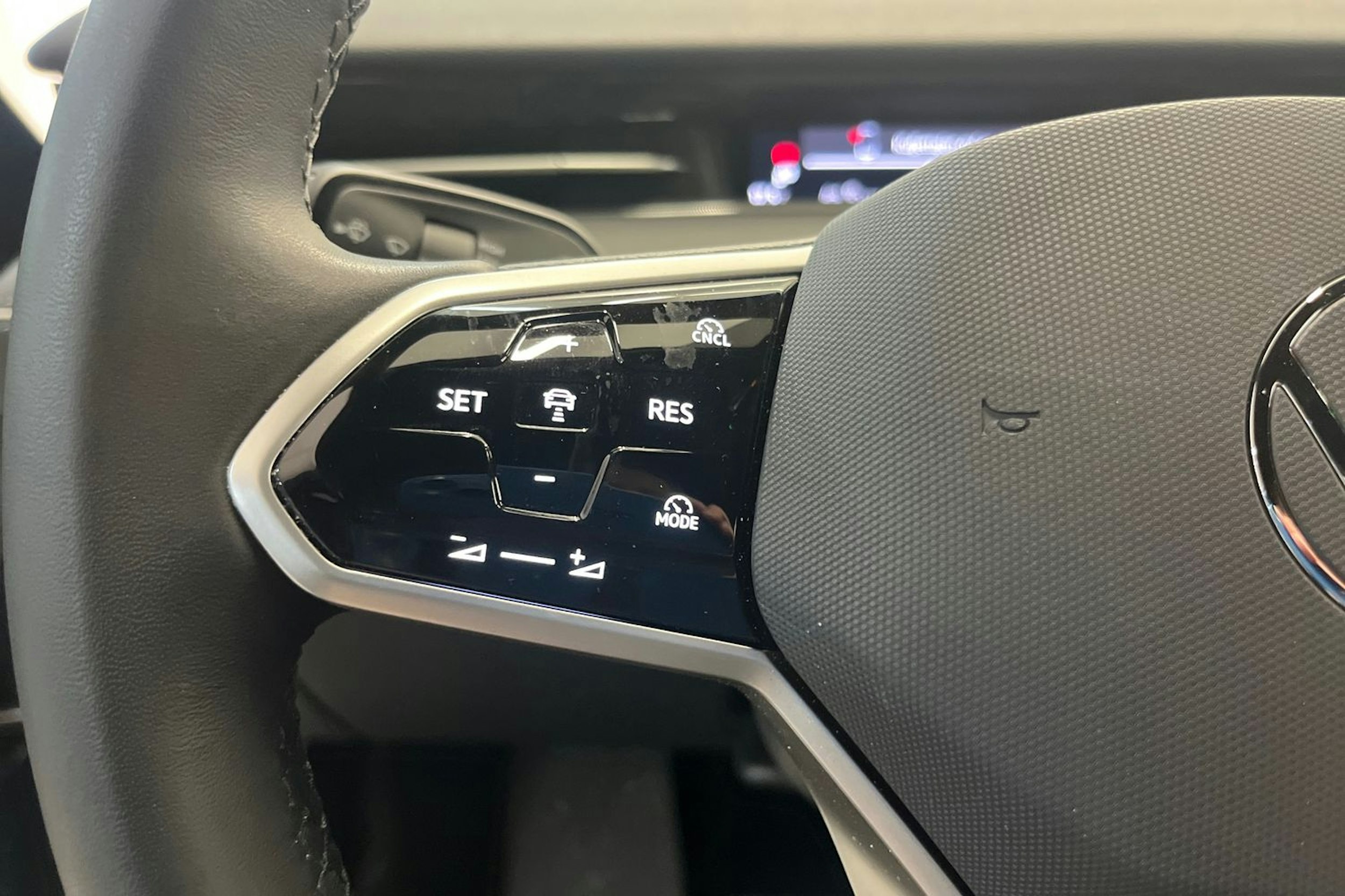 sininen Volkswagen ID.7 2025 kuva 18.