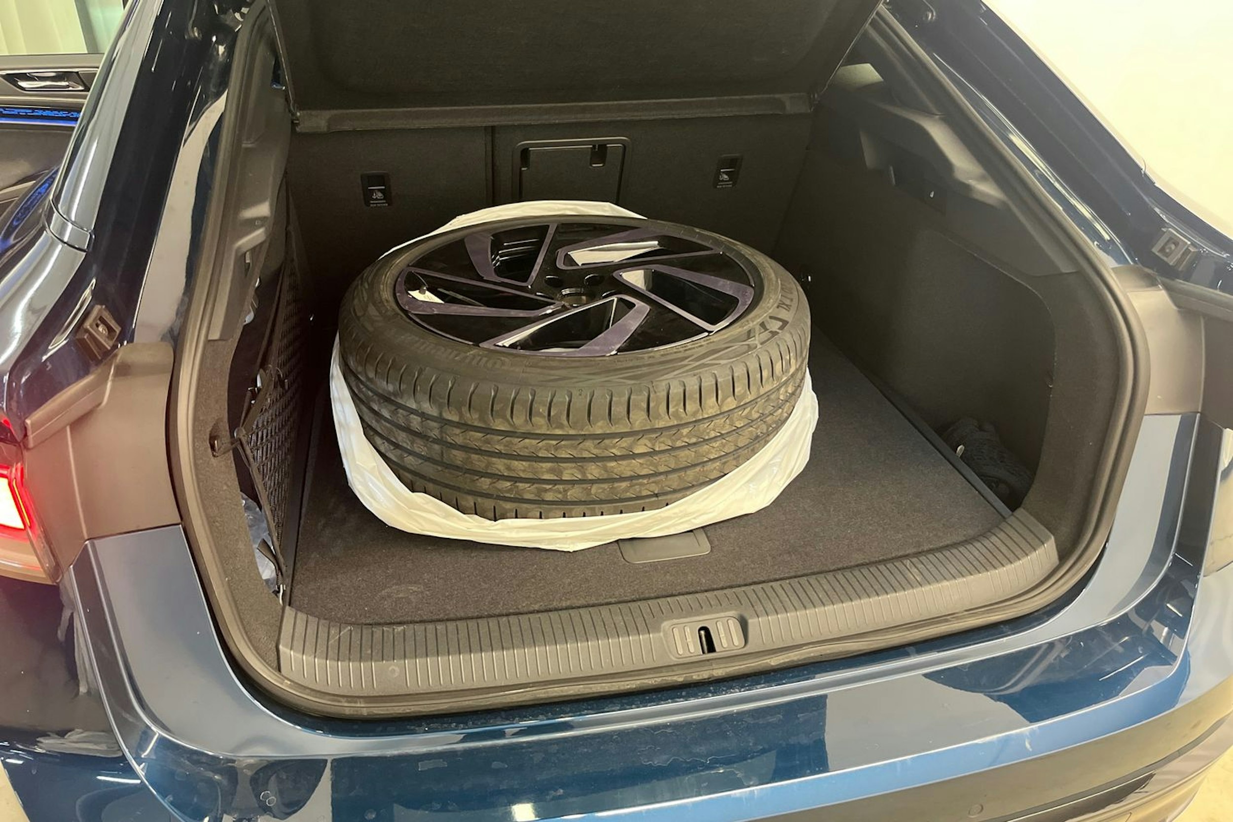 sininen Volkswagen ID.7 2025 kuva 26.