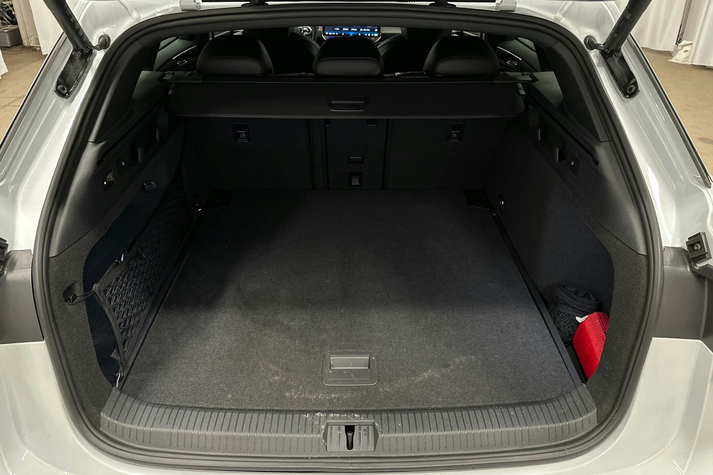 valkoinen Volkswagen ID.7 2025 kuva 14.