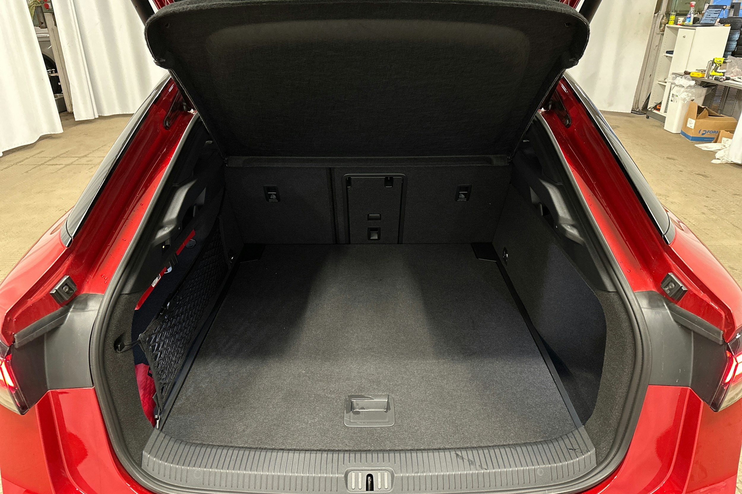 punainen Volkswagen ID.7 2025 kuva 14.