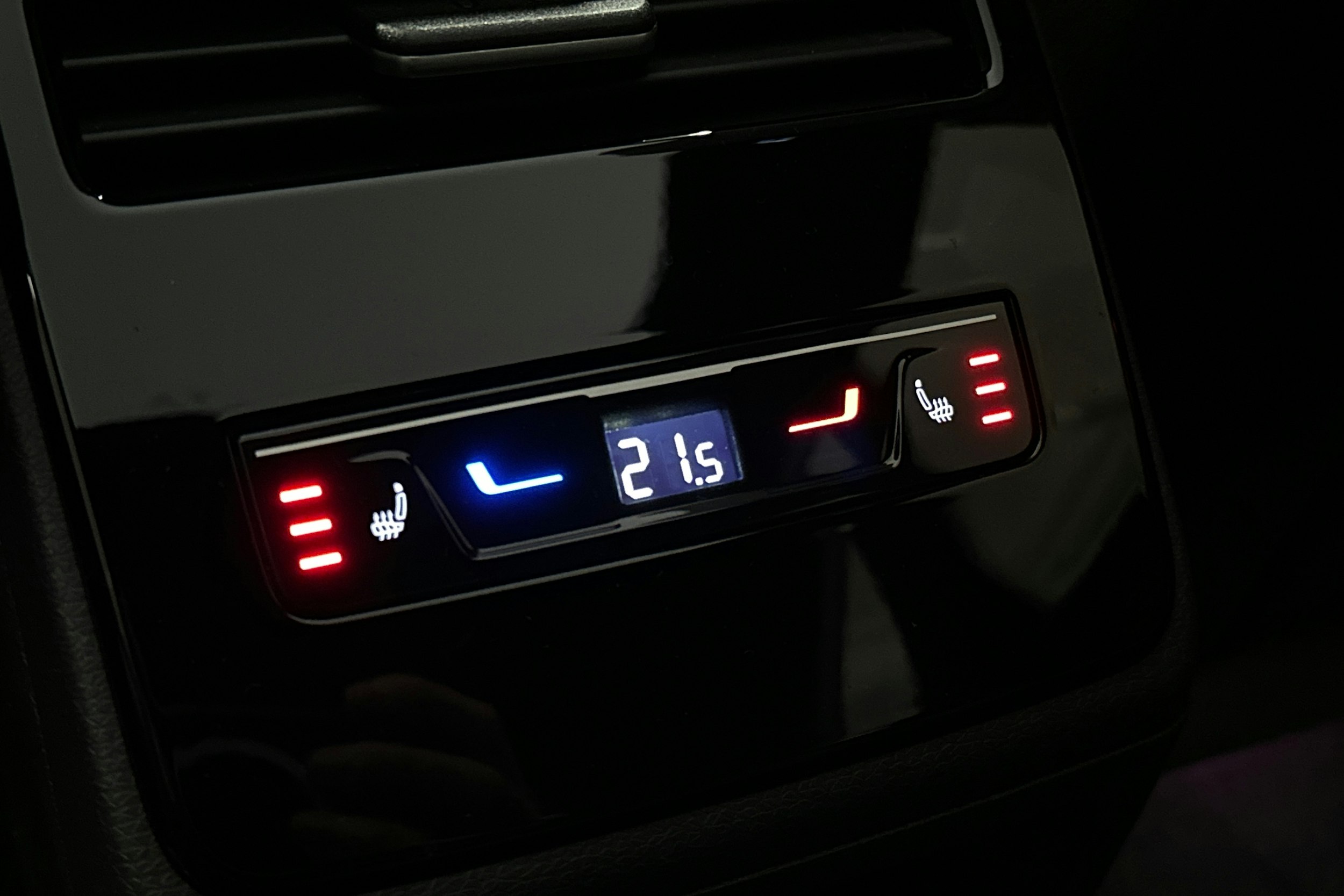 punainen Volkswagen ID.7 2025 kuva 17.