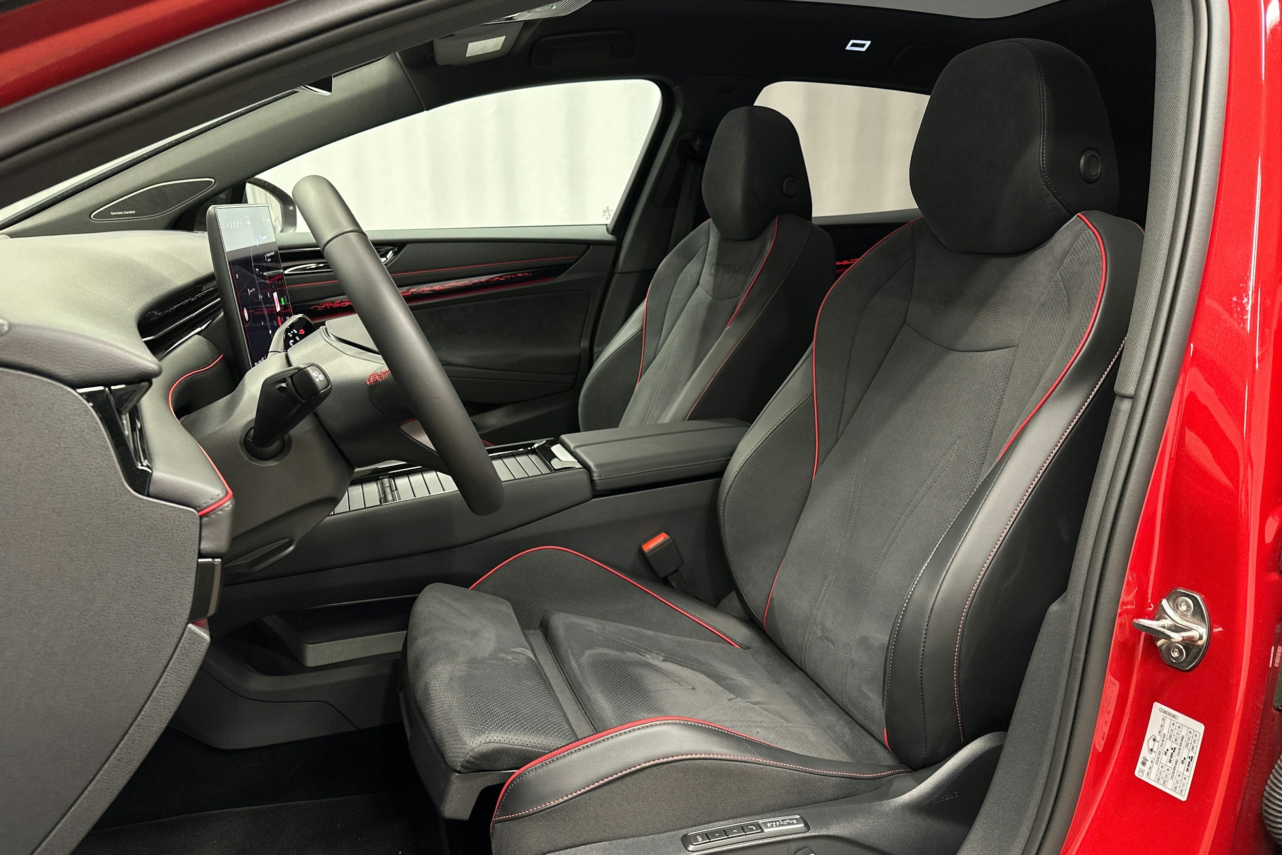 punainen Volkswagen ID.7 2025 kuva 18.