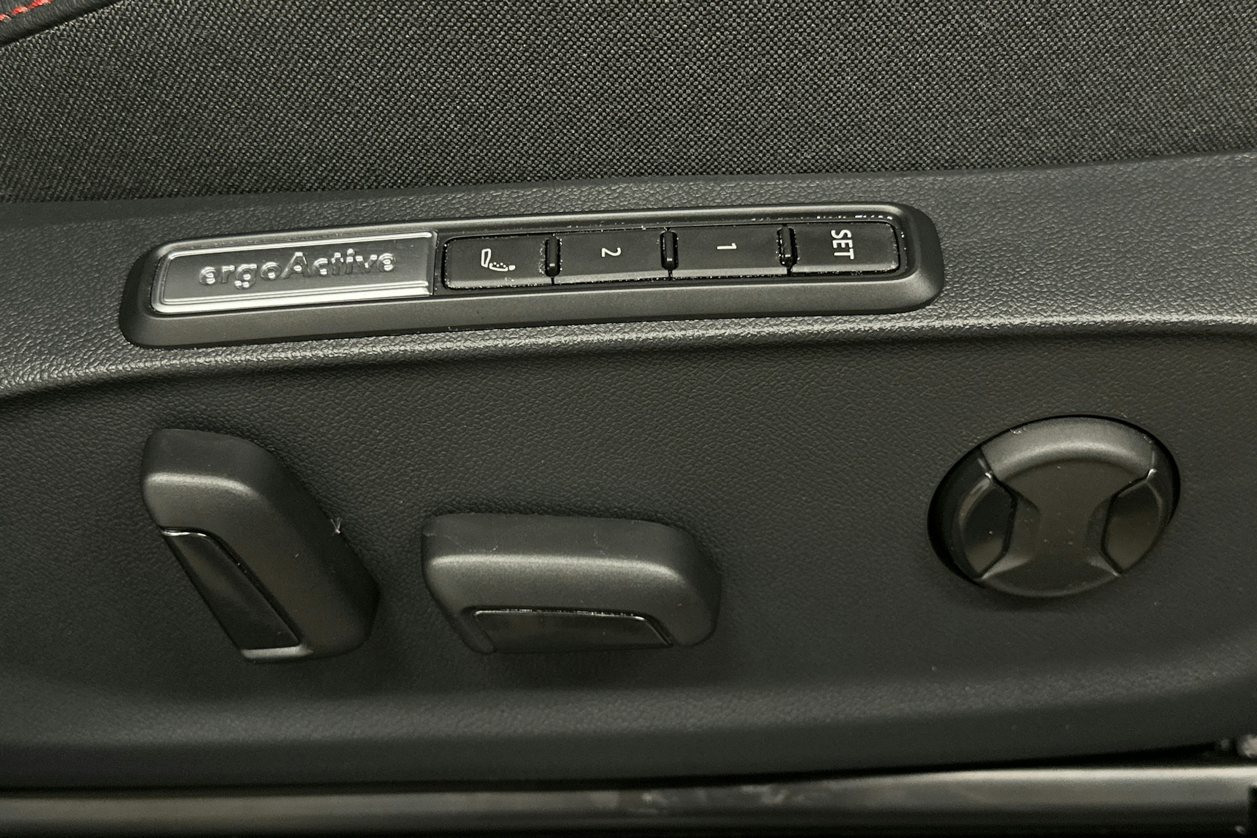 punainen Volkswagen ID.7 2025 kuva 20.