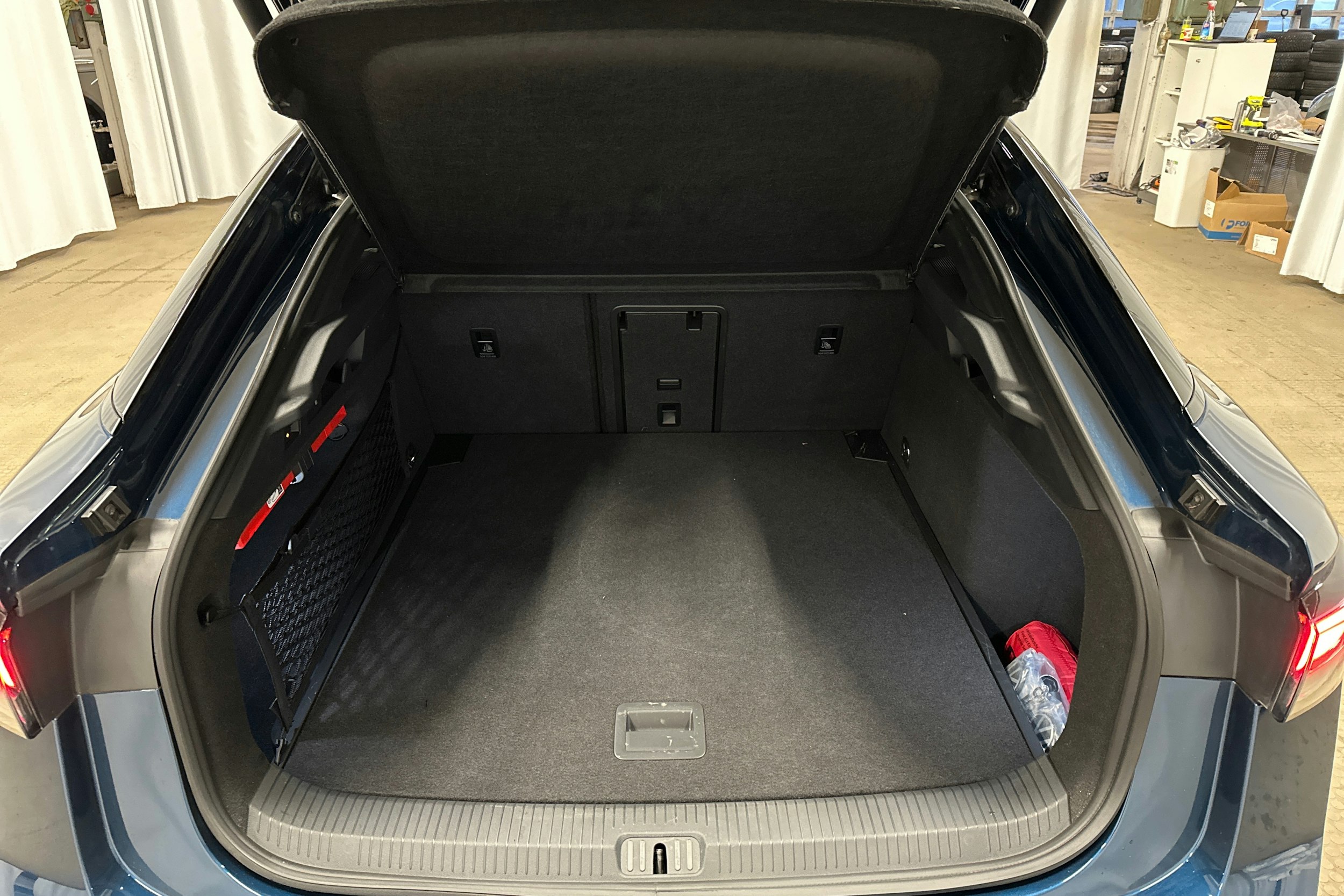 sininen Volkswagen ID.7 2025 kuva 14.